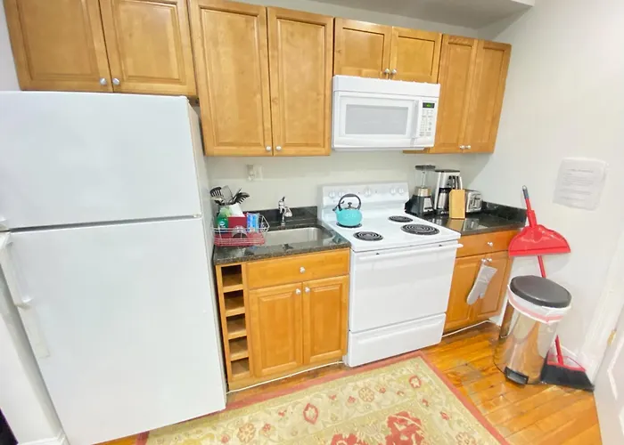 Gorgeous Refurbished 1Bdrm And 1Den Home