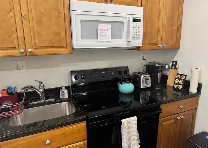 Gorgeous Refurbished 1Bdrm And 1Den Home