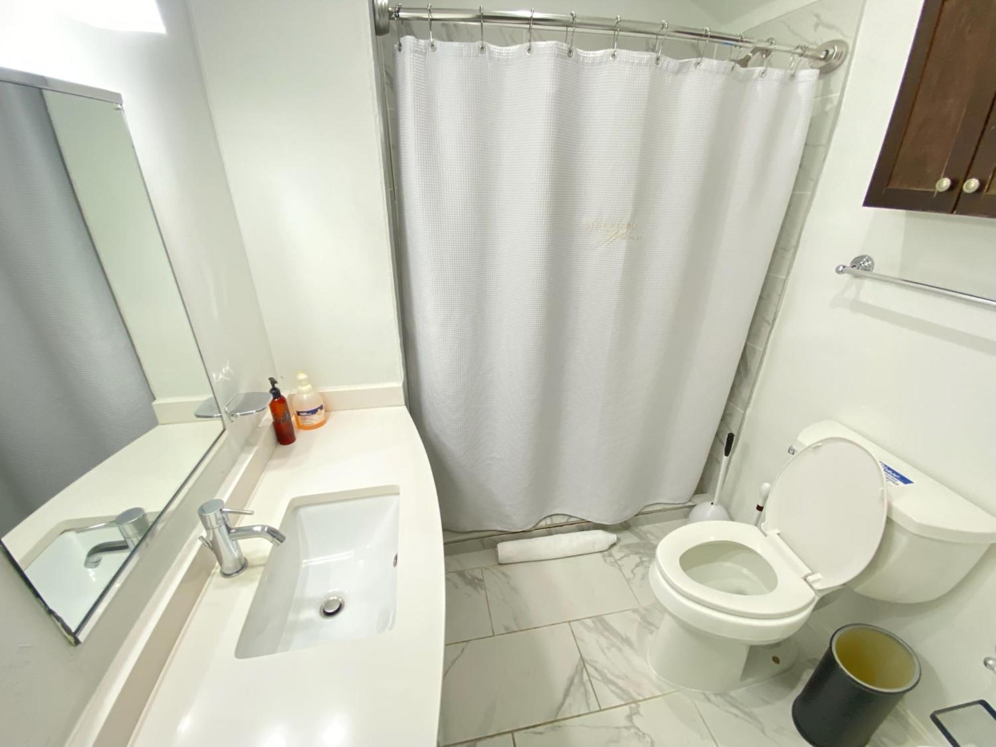 Gorgeous Refurbished 1bdrm And 1den Appartamento *