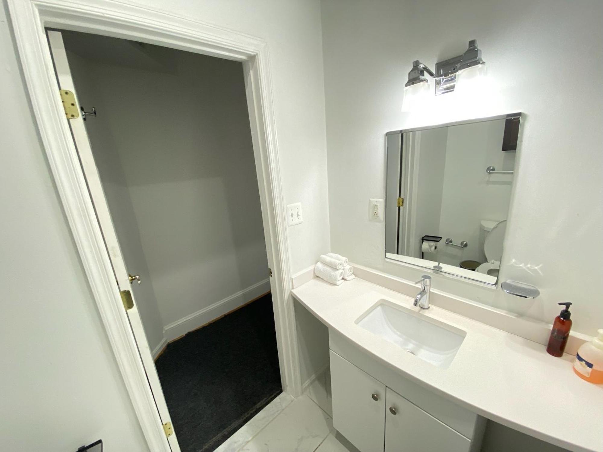 Gorgeous Refurbished 1bdrm And 1den Appartamento
