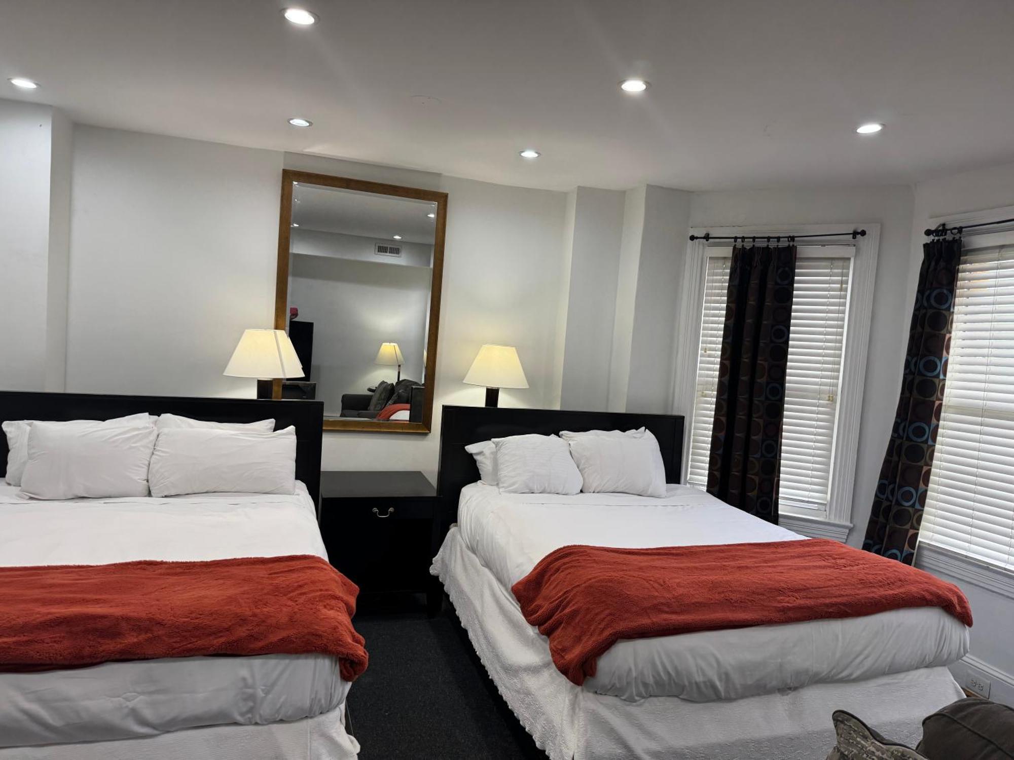 Gorgeous Refurbished 1bdrm And 1den Apartment *