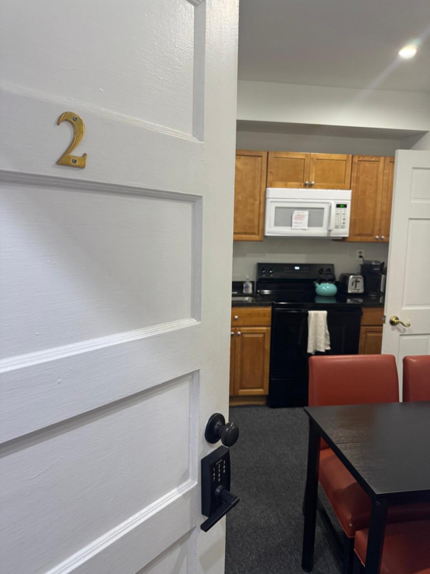 Gorgeous Refurbished 1bdrm And 1den Washington
